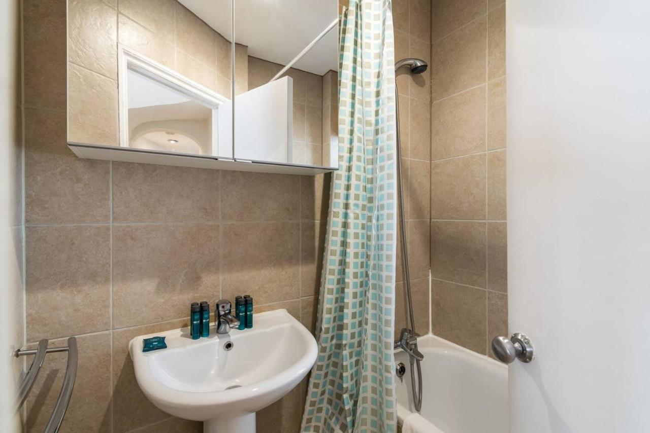 2Br Spacious Flat In West Kensington Fits 6! London Bagian luar foto